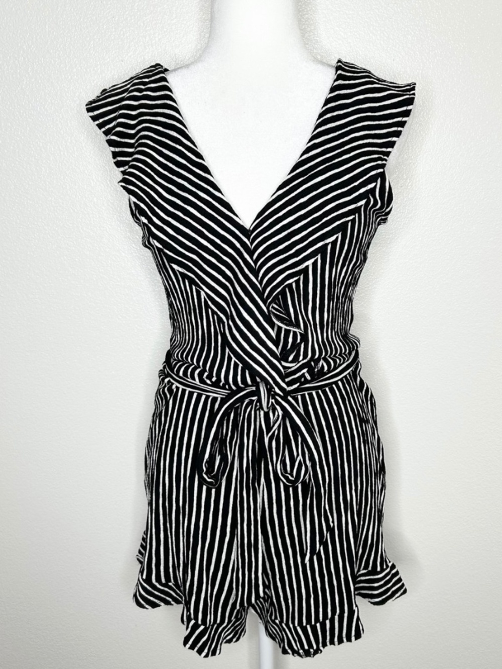 New Love Tree By Francescas Womens Black Striped V-Neck Stretch Romper Size L